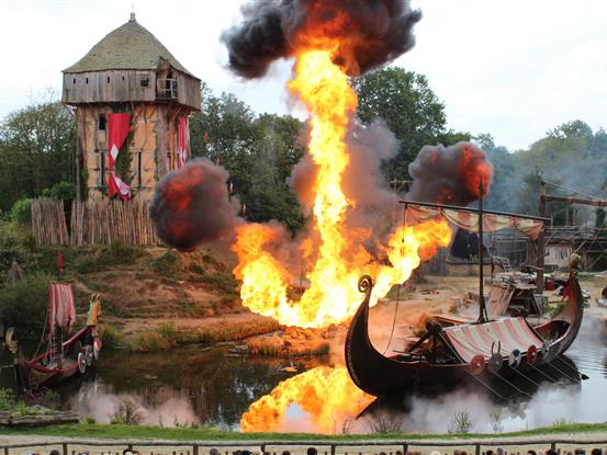 Puy du Fou Spectacle des Vikings  - Le Grand Hôtel de la Gare 3 étoiles