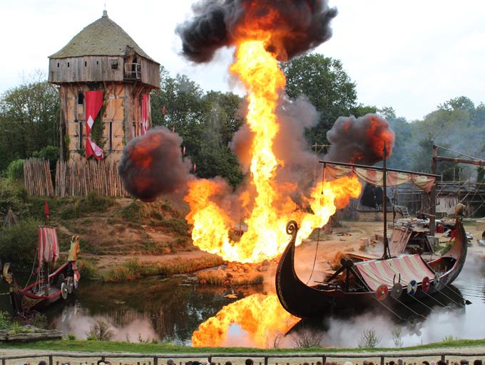 Puy du Fou Spectacle des Vikings  - Le Grand Hôtel de la Gare 3 étoiles