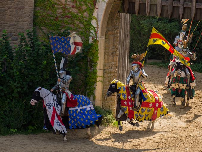 Puy du Fou chevaliers - Le Grand Hôtel de la Gare 3 étoiles